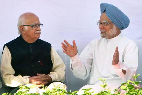 Sieht aus wie ein friedvoller Plausch, ist aber ein harter Machtkampf: Amtsinhaber Singh (r.), Herausforderer Advani.