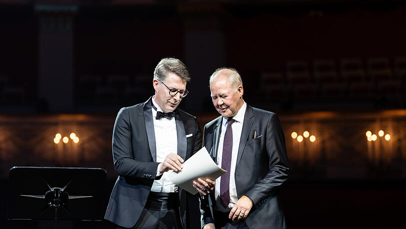Kunstminister Markus Blume verabschiedete den langjährigen Staatsopern-Geschäftsführer Roland Schwab beim Bühnendinner in der vergangene Woche auf der Bühne des Nationaltheaters.