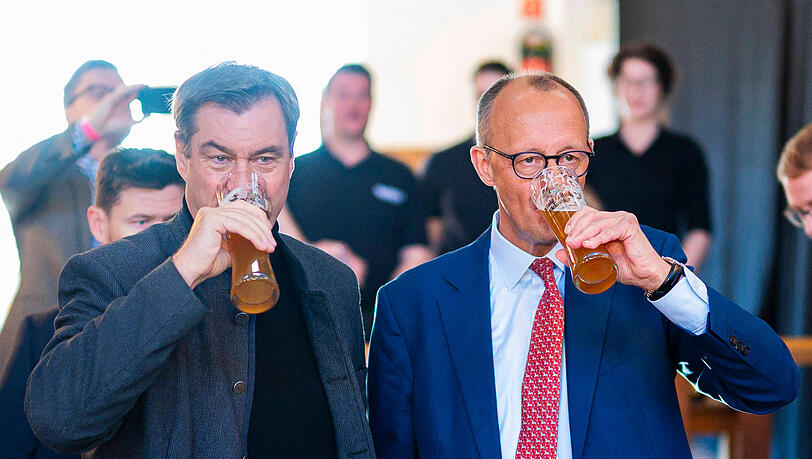 19.01.2025 - Kanzlerkandidat und Bundesvorsitzender der CDU Friedrich Merz trinkt beim Wei&szlig;wurst-Fr&uuml;hst&uuml;ck in seinem Wahlkreis in Brilon in der St. Hubertus Sch&uuml;tzenhalle mit Bayerns Ministerpr&auml;sident Markus S&ouml;der Wei&szlig;bier. , Brilon Nordrhein-Westfalen Deutschland St. Hubertus Sch&uuml;tzenhalle *** 19 01 2025 Chancellor candidate and federal chairman of the CDU Friedrich Merz drinks wheat beer with Bavarias Prime Minister Markus S&ouml;der at the Wei&szlig;wurst breakfast in his constituency in Brilon in the St Hubertus Sch&uuml;tzenhalle , Brilon North Rhine-Westphalia Germany St Hubertus Sch&uuml;tzenhalle