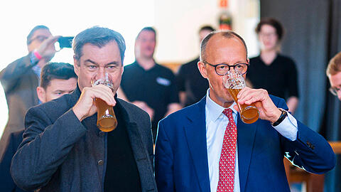 19.01.2025 - Kanzlerkandidat und Bundesvorsitzender der CDU Friedrich Merz trinkt beim Wei&szlig;wurst-Fr&uuml;hst&uuml;ck in seinem Wahlkreis in Brilon in der St. Hubertus Sch&uuml;tzenhalle mit Bayerns Ministerpr&auml;sident Markus S&ouml;der Wei&szlig;bier. , Brilon Nordrhein-Westfalen Deutschland St. Hubertus Sch&uuml;tzenhalle *** 19 01 2025 Chancellor candidate and federal chairman of the CDU Friedrich Merz drinks wheat beer with Bavarias Prime Minister Markus S&ouml;der at the Wei&szlig;wurst breakfast in his constituency in Brilon in the St Hubertus Sch&uuml;tzenhalle , Brilon North Rhine-Westphalia Germany St Hubertus Sch&uuml;tzenhalle