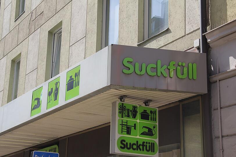 Türkenstraße 31: Seit 94 Jahren ist hier das Traditionsgeschäft Suckfüll. Grasgrün ist das Markenzeichen des Eisen- und Haushaltswarengeschäfts. Türkenstraße 31: Seit 94 Jahren ist hier das Traditionsgeschäft Suckfüll. Grasgrün ist das Markenzeichen des Eisen- und Haushaltswarengeschäfts.