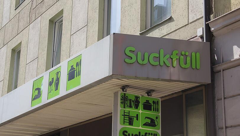Türkenstraße 31: Seit 94 Jahren ist hier das Traditionsgeschäft Suckfüll. Grasgrün ist das Markenzeichen des Eisen- und Haushaltswarengeschäfts. Türkenstraße 31: Seit 94 Jahren ist hier das Traditionsgeschäft Suckfüll. Grasgrün ist das Markenzeichen des Eisen- und Haushaltswarengeschäfts.