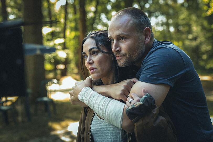 Ben Sandmann (Max Riemelt) hat seiner Frau Kathrin (Mona Pirzad) die Affäre mit ihrem Getränkelieferanten angeblich verziehen, wenn auch nicht vergessen. Doch in letzter Zeit erkennt Kathrin unangenehme Veränderungen an ihrem Mann ... Ben Sandmann (Max Riemelt) hat seiner Frau Kathrin (Mona Pirzad) die Affäre mit ihrem Getränkelieferanten angeblich verziehen, wenn auch nicht vergessen. Doch in letzter Zeit erkennt Kathrin unangenehme Veränderungen an ihrem Mann ...