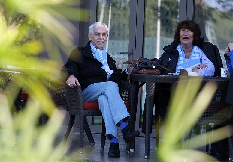 Dieter Schneider mit seiner Frau Gipsy im Trainingslager der Löwen