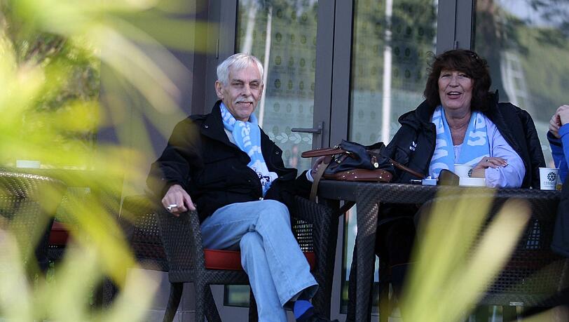 Dieter Schneider mit seiner Frau Gipsy im Trainingslager der Löwen Dieter Schneider mit seiner Frau Gipsy im Trainingslager der Löwen