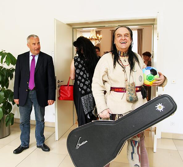Kult für den Kultusminister: Liedermacher-Legende Willy Michl besucht mit seiner Frau Cora Kultusminister Ludwig Spaenle in seinem Büro - und spielt dem Fan ein Ständchen.