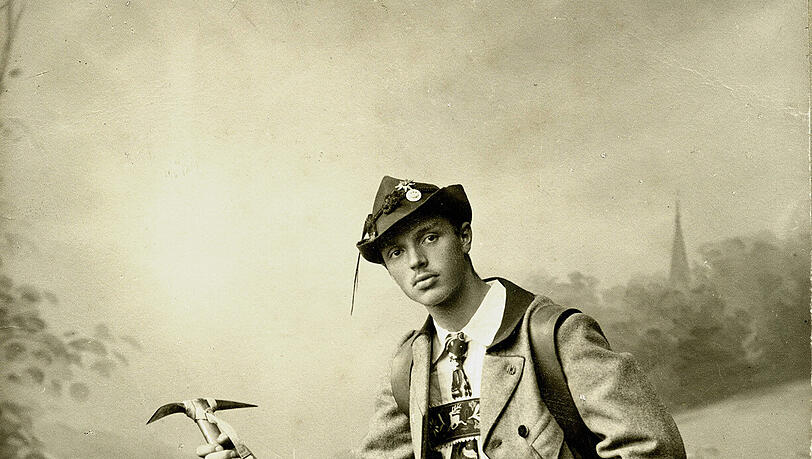 Der begeisterte Bergsteiger August Schuster gründete das Sporthaus und die Marke „ASMÜ“. Der begeisterte Bergsteiger August Schuster gründete das Sporthaus und die Marke „ASMÜ“.