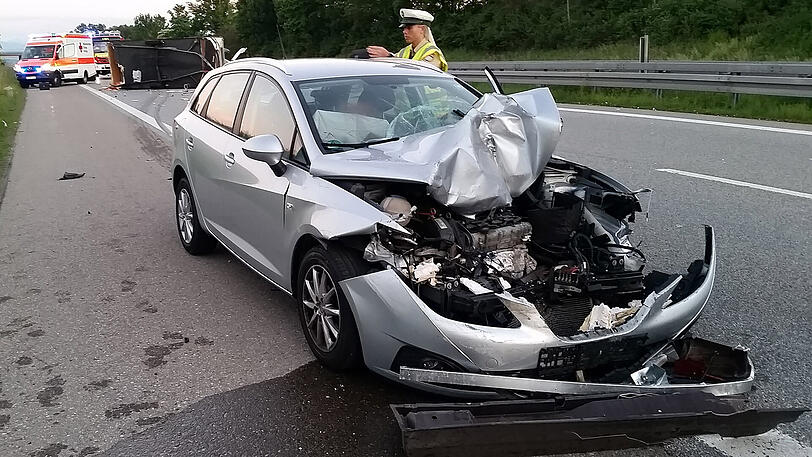 Der Wohnwagen ist komplett zerstört, das Zugfahrzeug landete in der Leitplanke. Ingesamt kamen drei Verletzte ins Krankenhaus. Die Bilder von der A7.
