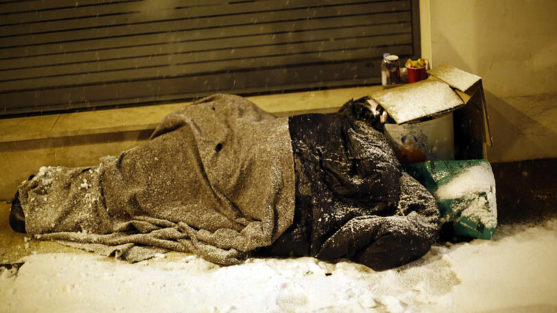 Einen Tag vor Heiligabend beschenken die Initiatoren obdachlose Menschen in München. (Archivbild)