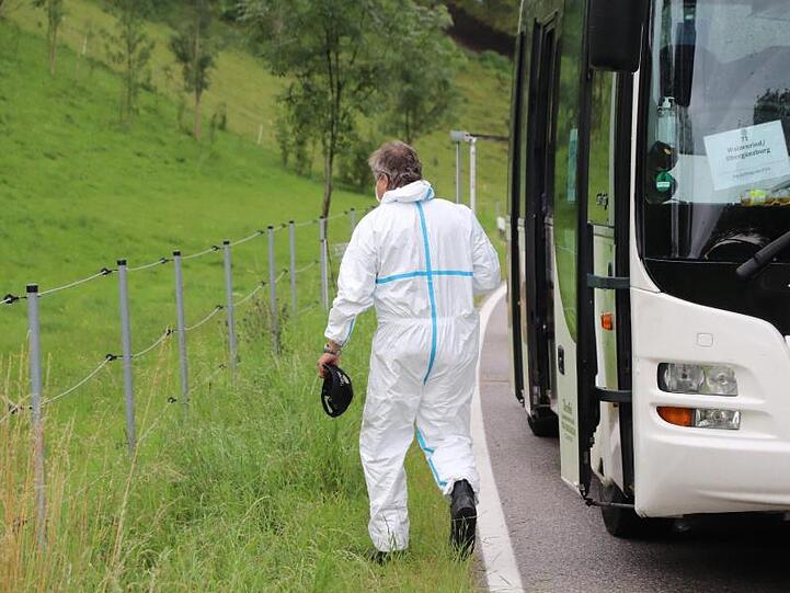 Bei Obergünzburg verlässt ein Mitarbeiter der Spurensicherung den Linienbus.