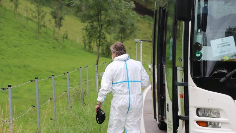 Bei Obergünzburg verlässt ein Mitarbeiter der Spurensicherung den Linienbus.