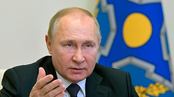 Wladimir Putin, Präsident von Russland, nimmt per Videokonferenz an einer außerordentlichen Sitzung des Kollektiven Sicherheitsrates der Organisation des Vertrages über kollektive Sicherheit (OVKS) in seiner Residenz in Nowo-Ogarjowo außerhalb von Moskau teil.