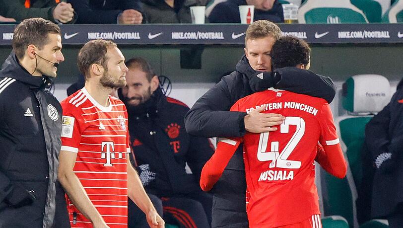 Bayerns Cheftrainer Julian Nagelsmann umarmt Jamal Musiala bei dessen Auswechslung.