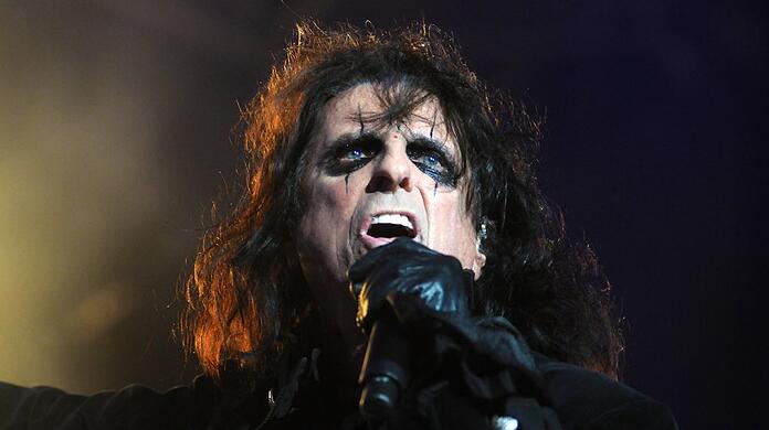 Alice Cooper gibt auf der Bühne alles.