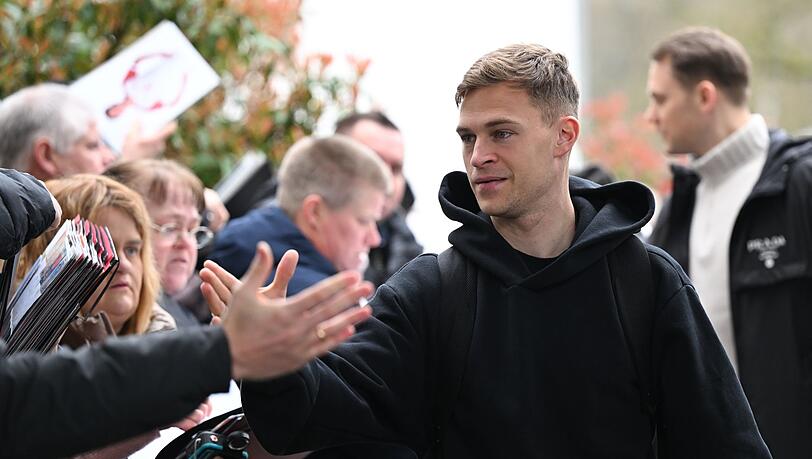 Die Nationalspieler Joshua Kimmich (l) und Manuel Neuer.