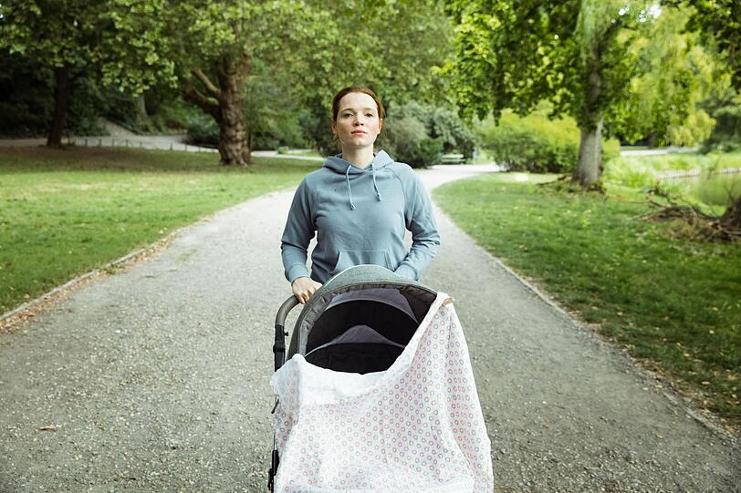 Karoline Herfurth spielt nicht nur eine der Hauptrollen in "Wundersch&ouml;n" (2022), sondern f&uuml;hrte auch Regie und schrieb am Drehbuch mit. 2025 kam die Fortsetzung "Wundersch&ouml;ner" in die Kinos.