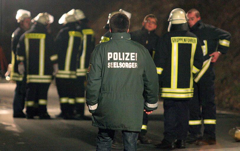 Ein Polizeiseelsorger geht nach einem Frontalzusammenstoß zweier Autos am 17.03.2009 in Eslohe zum Unfallort. Der Schock über den Mord an ihrem Kollegen in Augsburg sitzt bei vielen Polizisten tief. Polizeiseelsorger haben seit dem Fall Ende Oktober viel zu tun.