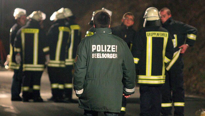 Ein Polizeiseelsorger geht nach einem Frontalzusammenstoß zweier Autos am 17.03.2009 in Eslohe zum Unfallort. Der Schock über den Mord an ihrem Kollegen in Augsburg sitzt bei vielen Polizisten tief. Polizeiseelsorger haben seit dem Fall Ende Oktober viel zu tun. Ein Polizeiseelsorger geht nach einem Frontalzusammenstoß zweier Autos am 17.03.2009 in Eslohe zum Unfallort. Der Schock über den Mord an ihrem Kollegen in Augsburg sitzt bei vielen Polizisten tief. Polizeiseelsorger haben seit dem Fall Ende Oktober viel zu tun.