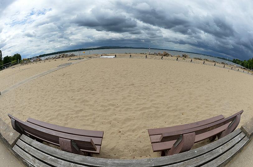 Dunkle Wolken über dem Strandbad Müggelsee in Berlin. Der Verkauf von Wetterpatenschaften für Hoch- und Tiefdruckgebiete für 2017 beginnt. Foto: Rainer Jensen