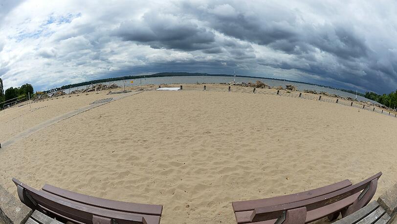 Dunkle Wolken über dem Strandbad Müggelsee in Berlin. Der Verkauf von Wetterpatenschaften für Hoch- und Tiefdruckgebiete für 2017 beginnt. Foto: Rainer Jensen Dunkle Wolken über dem Strandbad Müggelsee in Berlin. Der Verkauf von Wetterpatenschaften für Hoch- und Tiefdruckgebiete für 2017 beginnt. Foto: Rainer Jensen