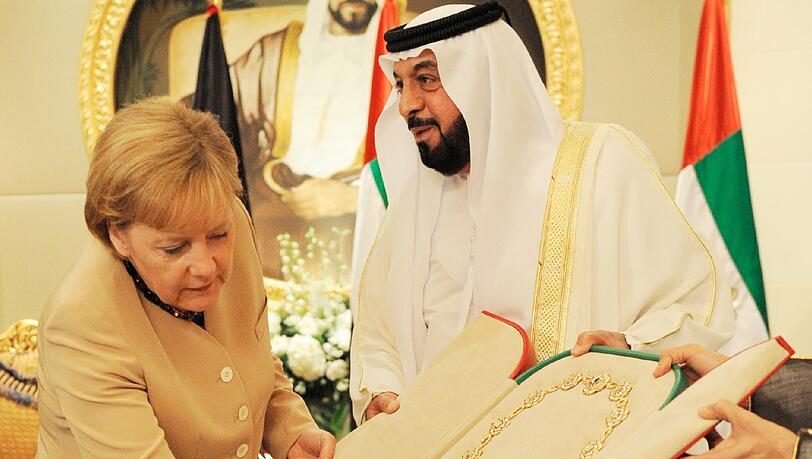 Mai 2010: Merkel mit Scheich Khalifa Bin Zayed Al Nahyanim im Präsidentenpalast in Abu Dhabi. Mai 2010: Merkel mit Scheich Khalifa Bin Zayed Al Nahyanim im Präsidentenpalast in Abu Dhabi.