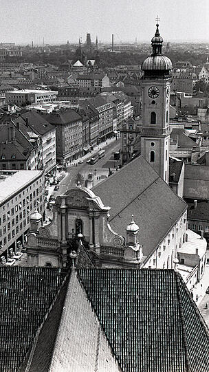 Das Tal mit Tram und Heiliggeistkirche 1965 &ndash; vom Alten Peter aus.