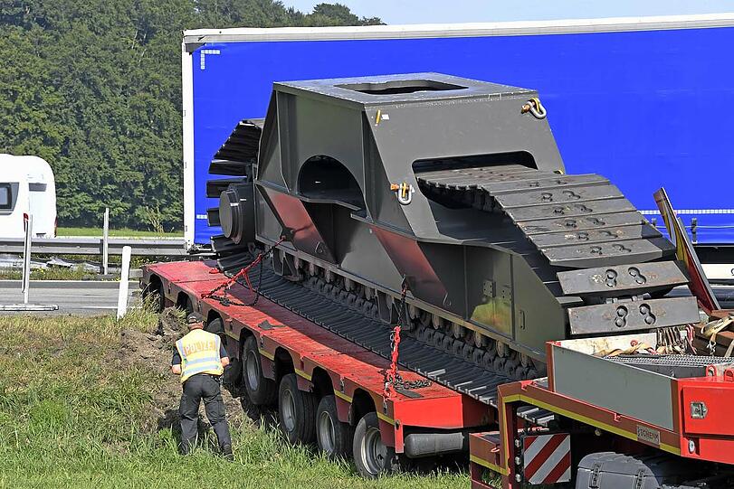Auf der A8 Richtung Salzburg Höhe Irschenberg verunglückte ein Schwertransporter.