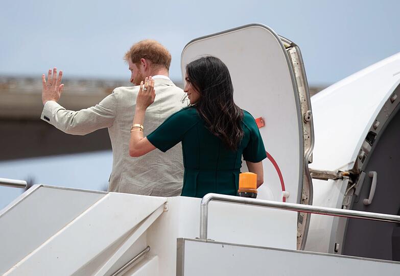 Umweltschutz-Fiasko: In einem Interview verrät Prinz Harry, dass er und Meghan der Umwelt zuliebe höchstens noch ein zweites Kind haben möchten. Kurz darauf geraten die Sussexes in Kritik: Innerhalb weniger Wochen nutzen sie mehrfach einen Privatjet für Kurzurlaube. Dem Paar wird geheucheltes Ökobewusstsein vorgeworfen.