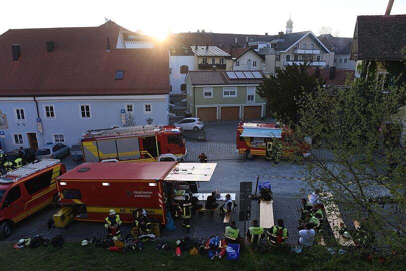 Am Donnerstag brannte zunächst ein Dachstuhl im Ortskern von Murnau, dann breiteten sich die Flammen auf zwei weitere Häuser aus.