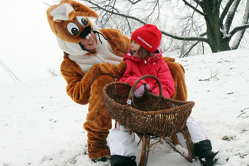 Einem echten Osterhasen macht Schnee nichts aus. Hannah freut's.