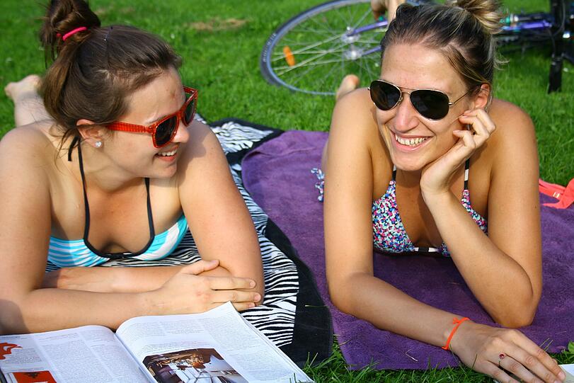 Anna und Maria halten sich lieber geistig fit.