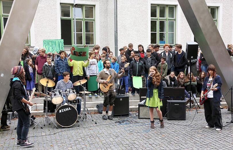 Viel Applaus gab es für die Darbietung  der Schulband...