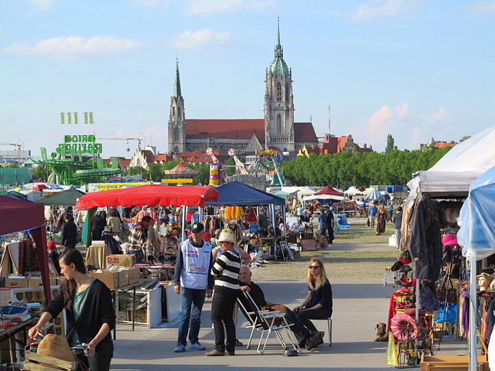 Kram und Kurioses: So sah es am Freitag auf der Theresienwiese aus.