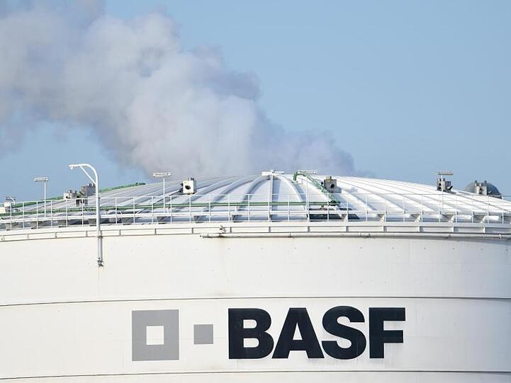 Der Schriftzug "BASF" auf einer Industrieanlage des Chemiekonzerns.