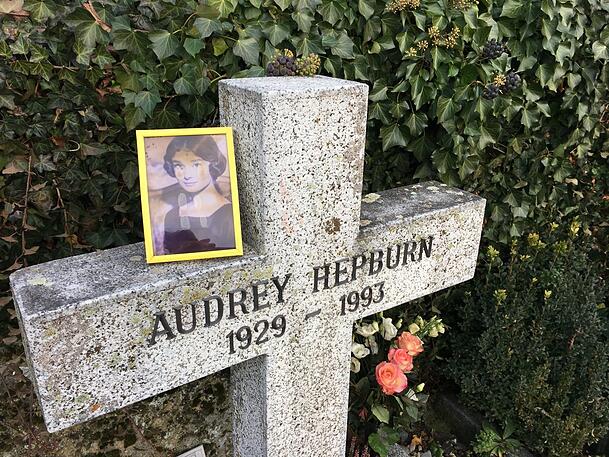 Tolochenaz: Das Steinkreuz für US-Schauspielerin Audrey Hepburn. Tolochenaz: Das Steinkreuz für US-Schauspielerin Audrey Hepburn.