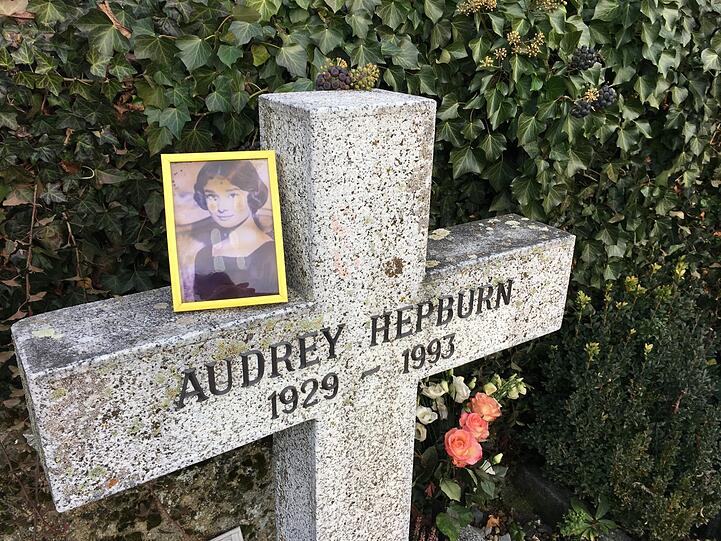 Tolochenaz: Das Steinkreuz für US-Schauspielerin Audrey Hepburn.