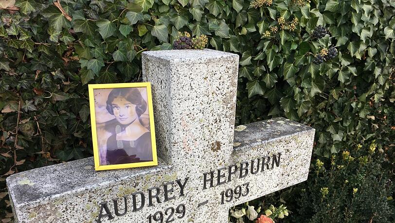 Tolochenaz: Das Steinkreuz für US-Schauspielerin Audrey Hepburn. Tolochenaz: Das Steinkreuz für US-Schauspielerin Audrey Hepburn.