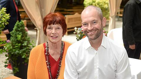 Filmproduzentin Regina Ziegler (l) mit James Farrell, VP Local Originals.