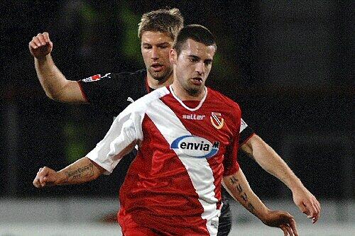 Stiven Rivic (vorn) gegen Thomas Hitzlsperger