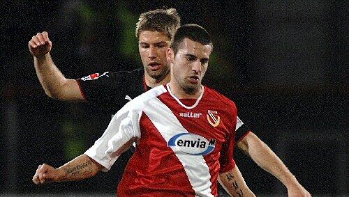 Stiven Rivic (vorn) gegen Thomas Hitzlsperger Stiven Rivic (vorn) gegen Thomas Hitzlsperger