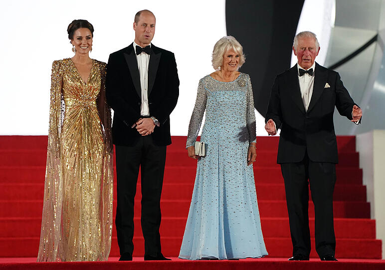 Kate, William, Camilla und Charles stehen in der ersten Reihe...