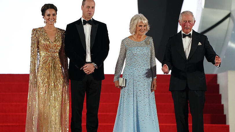 Kate, William, Camilla und Charles stehen in der ersten Reihe... Kate, William, Camilla und Charles stehen in der ersten Reihe...