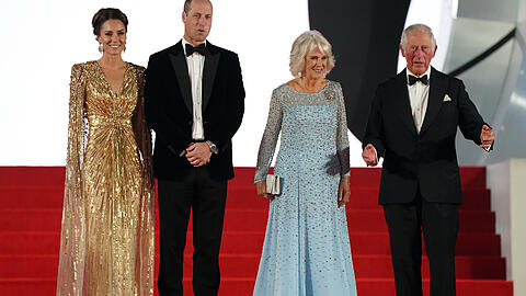 Kate, William, Camilla und Charles stehen in der ersten Reihe...