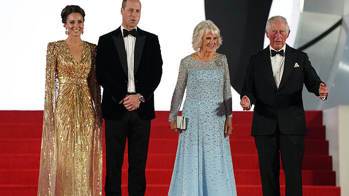 Kate, William, Camilla und Charles stehen in der ersten Reihe...