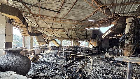 Die verkohlten Innenräume eines Nachtclubs, der am frühen Sonntag in Brand geraten war, sind in Arpora, Goa, zu sehen. (Foto aktuell)