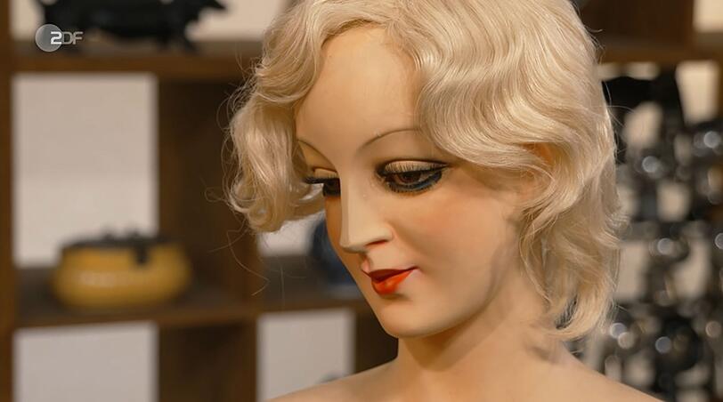 Als die Make-up-Artistin die B&uuml;ste auf dem Flohmarkt entdeckt hatte, war diese noch glatzk&ouml;pfig gewesen.