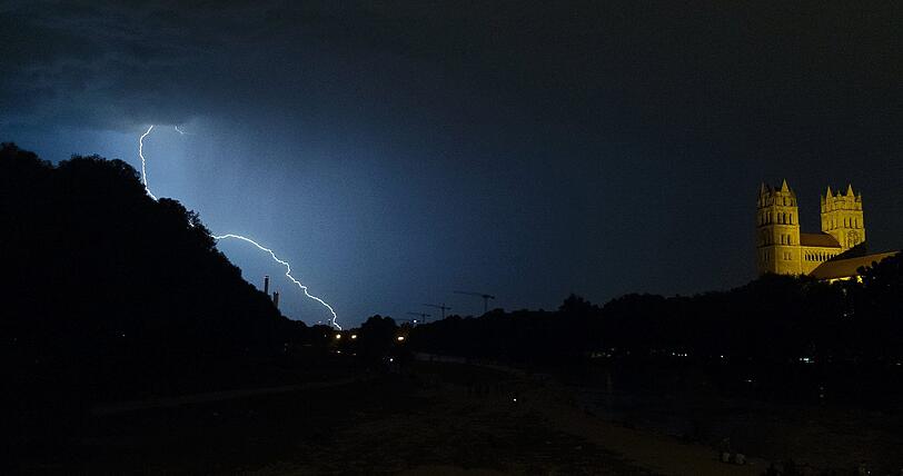 Blitze zucken über der Isar: Am Samstagabend hat es über München ein heftiges Gewitter gegeben