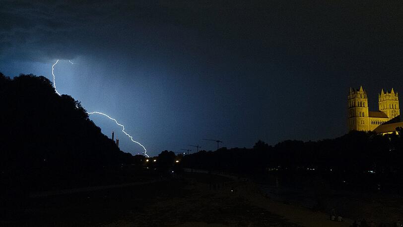 Blitze zucken über der Isar: Am Samstagabend hat es über München ein heftiges Gewitter gegeben Blitze zucken über der Isar: Am Samstagabend hat es über München ein heftiges Gewitter gegeben