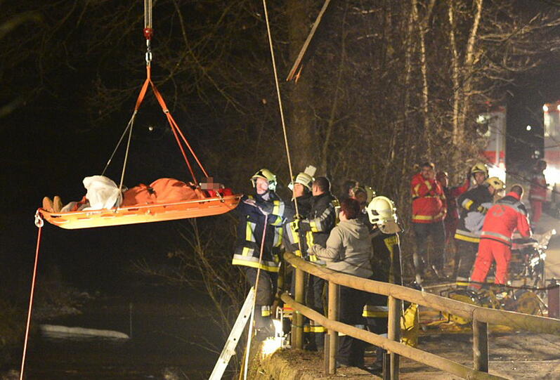 Schrecklicher Unfall bei Waging am See: Ein Auto fällt von einer Brücke. Die beiden Insassen werden schwer verletzt. Die Bilder von der Bergung...