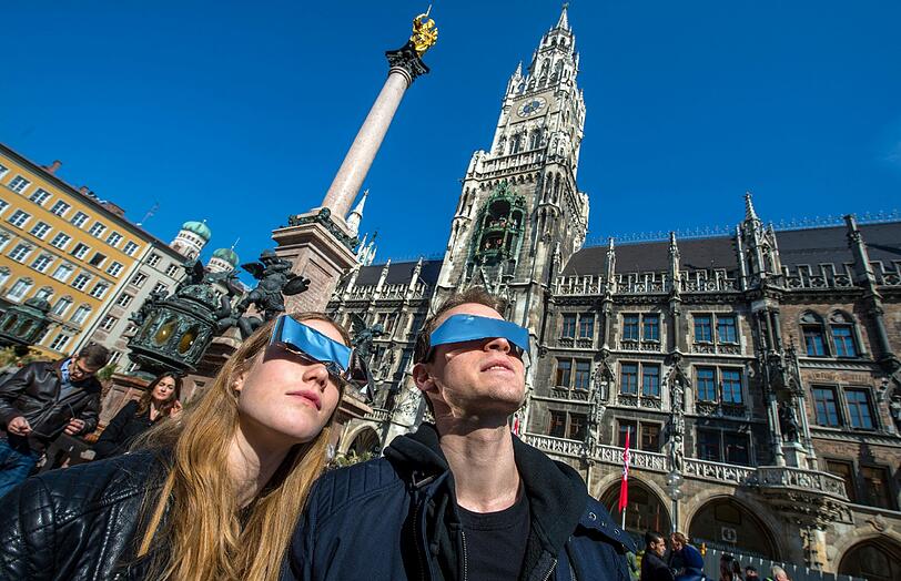 Mitte März blicken Hunderttausende Menschen in ganz Deutschland hinauf in den strahlend blauen Himmel, tauchen ein in das mystische Erlebnis einer partiellen Sonnenfinsternis. Auch München hält an diesem Vormittag des 20. März inne. Gesundheitsgefährdend ist der Blick in den Himmel für all jene, die keine spezielle Sonnenfinsternis-Brille ergattern konnten. Und das sind viele. Fast überall sind die Spezialbrillen ausverkauft. Und so wird die Meldung "Sonnenfinsternis-Brillen bei Optiker aus! Gibt es Alternativen?" zur meistgeklickten Gesschichte des Jahres auf az-muenchen.de